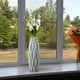 thumbnail image 5 of Florero de plástico blanco moderno Pieza central decorativa de 8.2 "de alto para decoración del hogar, bodas, fiestas: diseño resistente e irrompible para flores frescas o secas, regalo elegante, 5 of 5