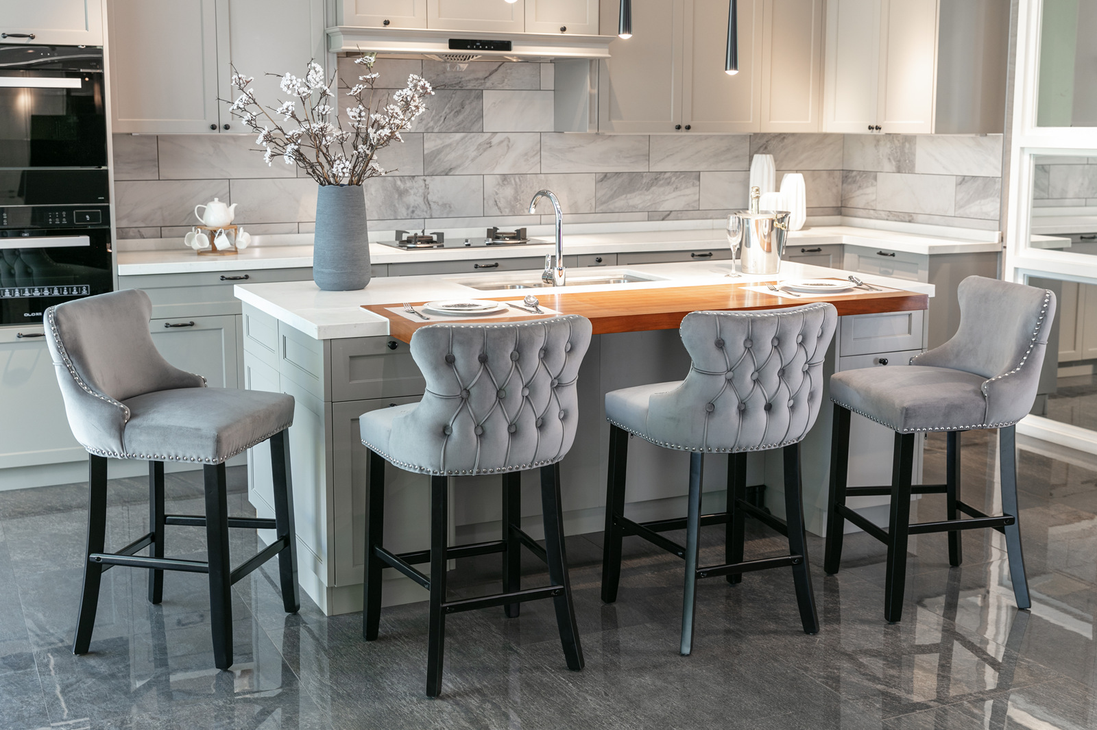 Gewnee Contemporary Gray Velvet Upholstered Wing-Back Barstools with Button Tufted Decoration and Wooden Legs，Recommended for Use in The Living Room and Dining Room.