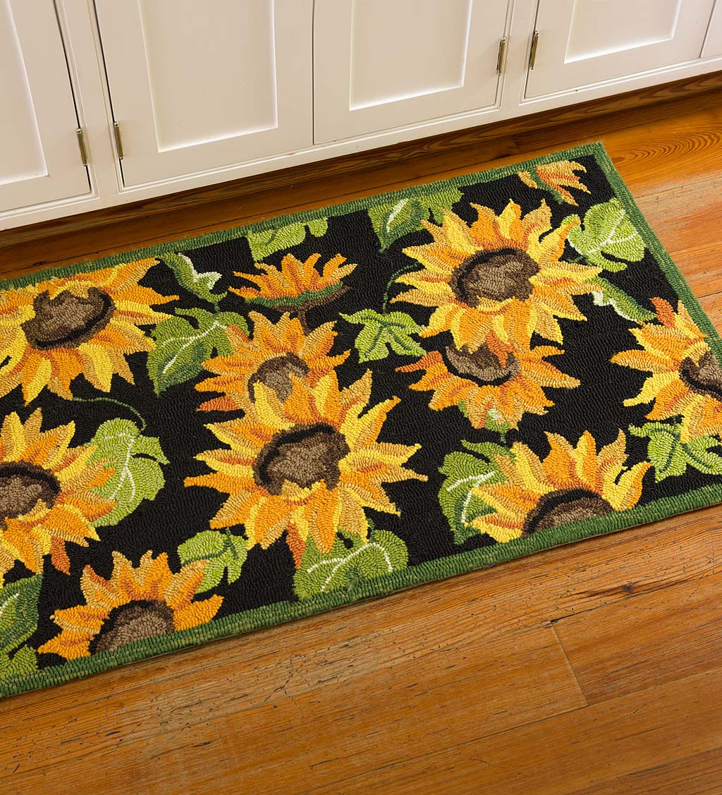 Sunflower Indoor / Outdoor Accent Rug, 24" x 42"