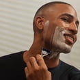 thumbnail image 2 of GILLETTE Skinguard, Cartucho de Rastrillo para Afeitar, 4 Repuestos con Barrera Protectora Anti Irritaci&oacute;n, Piel Sensible, Rastrillo para Hombre, 2 of 6