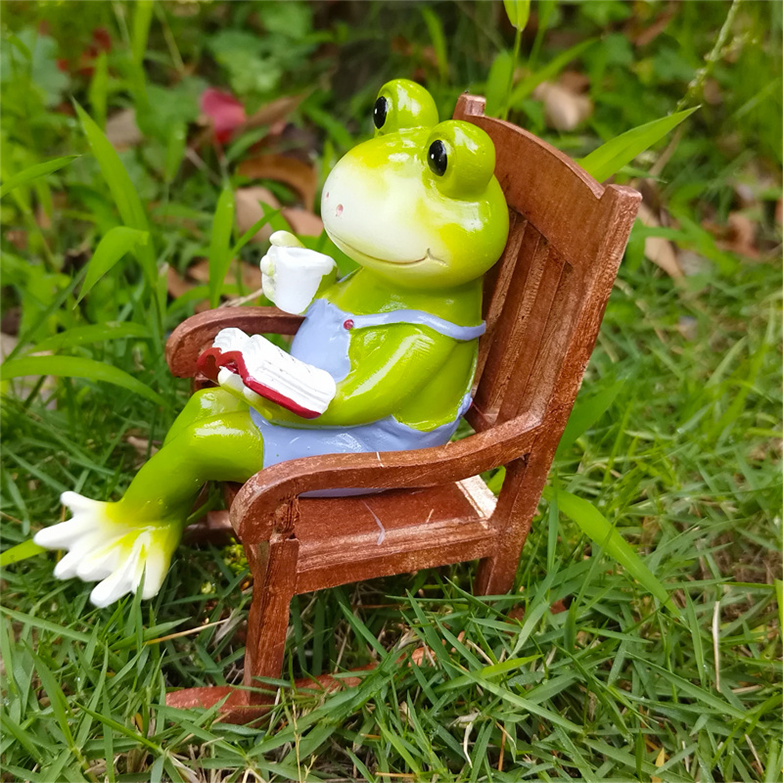 Lifelike Frog Garden Statue,Funny Reading Frog on Rocking Chair Figurines Statue,Outdoor Decorative Animals Figurine for Home Garden Yard Patio Lawn,Realistic Frogs Sculpture Art