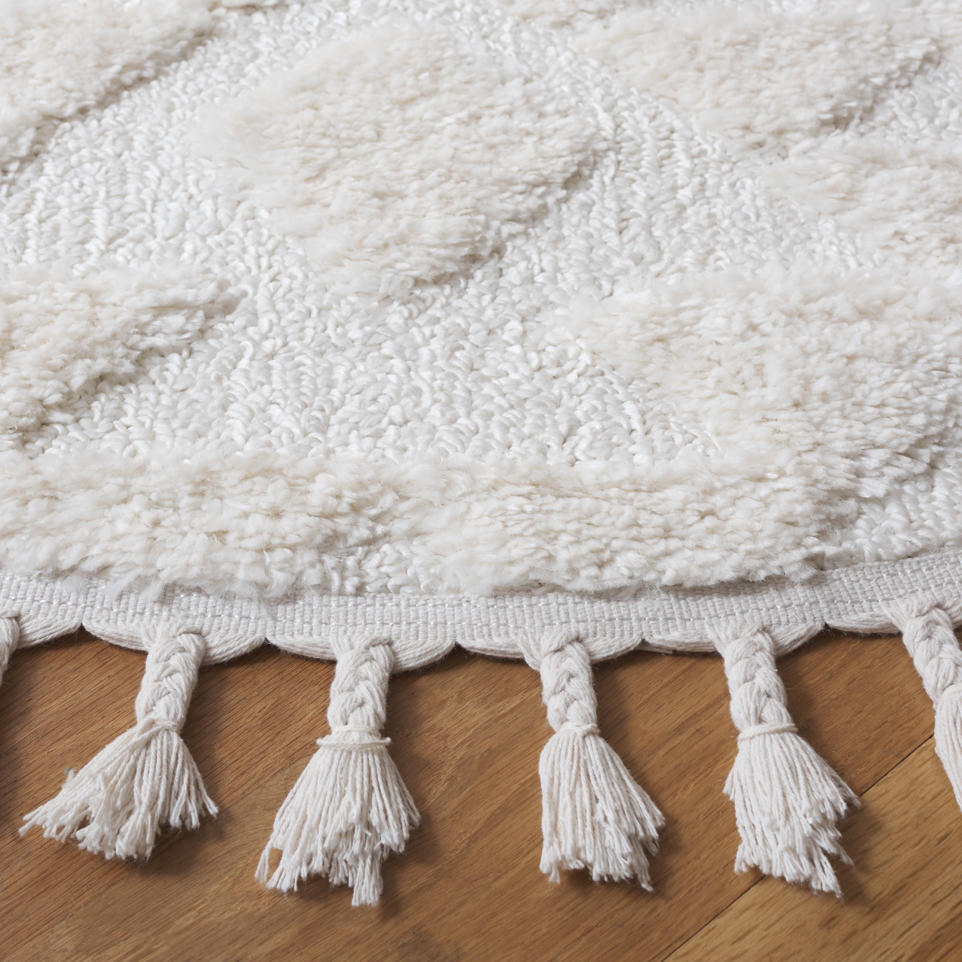 Safavieh Moroccan Tassel Larry Geometric Shag Area Rug, Ivory, 6' x 8' Oval