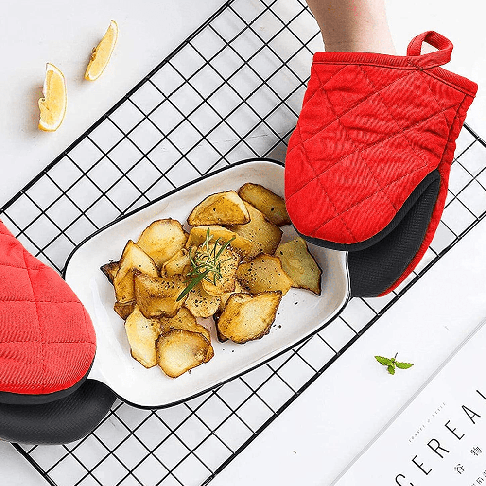 Travelwant 1 Pair Short Oven Mitts, Heat Resistant Silicone Kitchen Mini Oven Mitts for 500 Degrees, Non-Slip Grip Surfaces and Hanging Loop Gloves