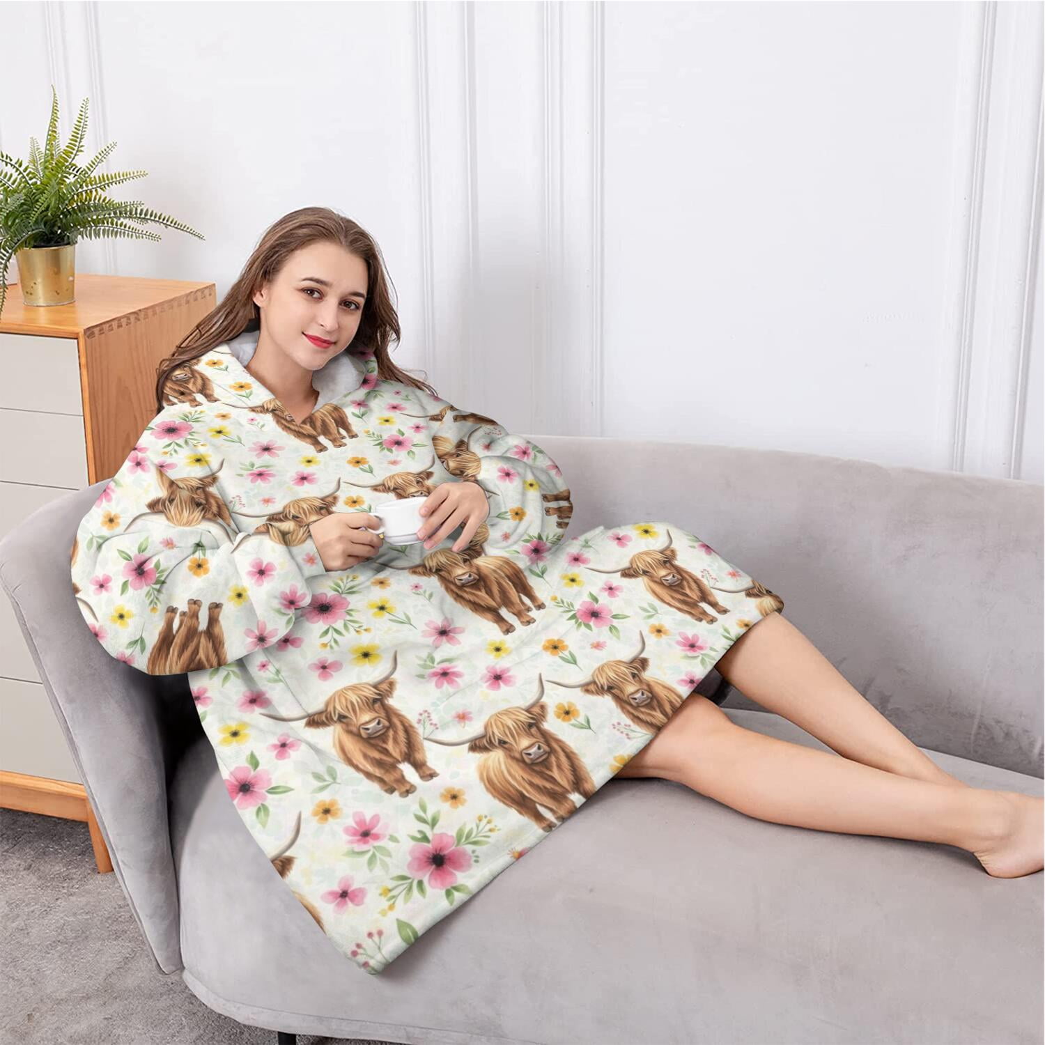 Oversized Wearable Blanket Hoodie,White Highland Cow Flower Pattern Sherpa Blanket Hoodie with Super Pockets,Super Warm Fuzzy Pullover for Women & Men