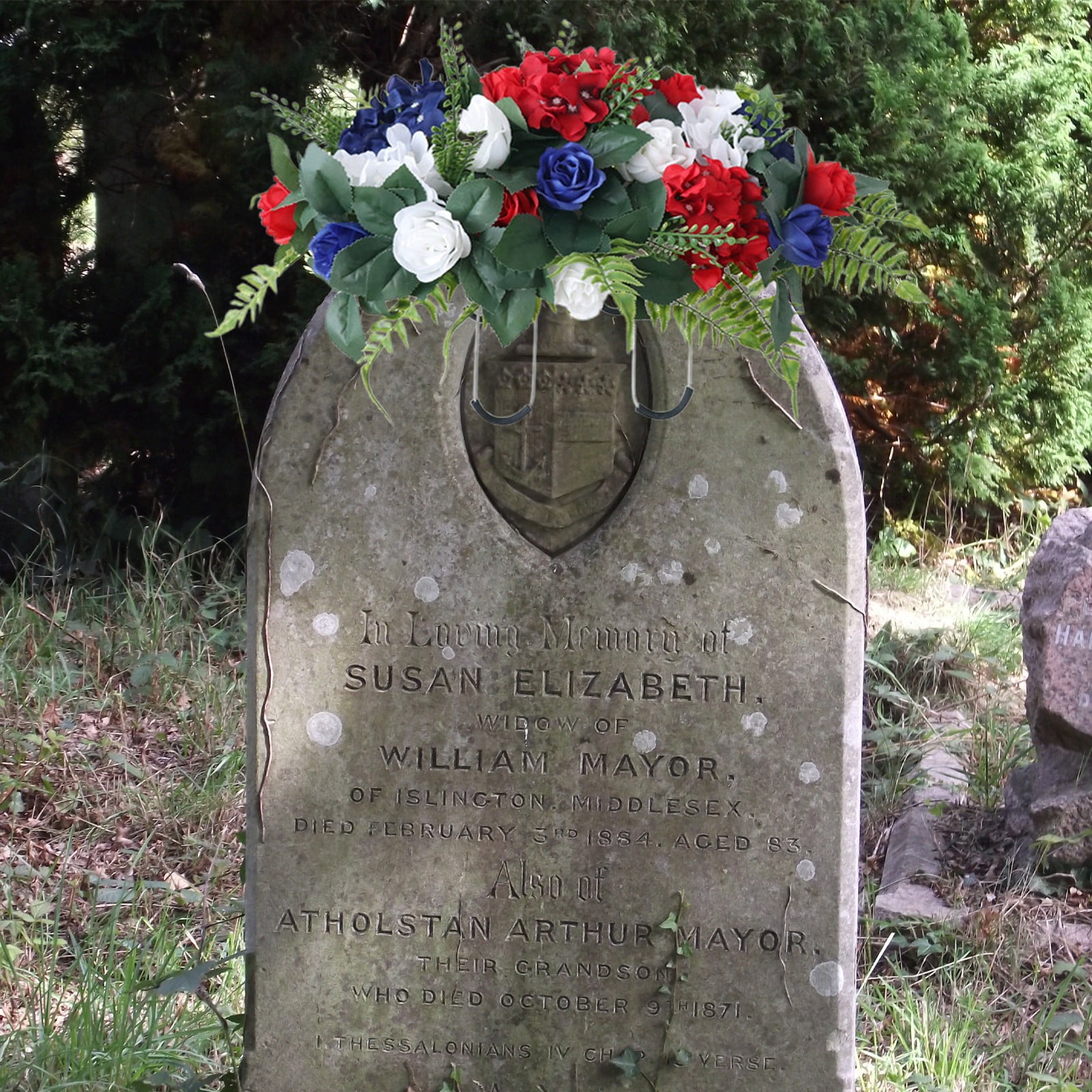 Cemetery Saddles for Headstones Patriotic Cemetery Saddle Flowers Red White and Blue Rose Arrangement with Flags, Artificial Memorial Floral Saddle for Gravesite Outdoor Decoration Durable Design