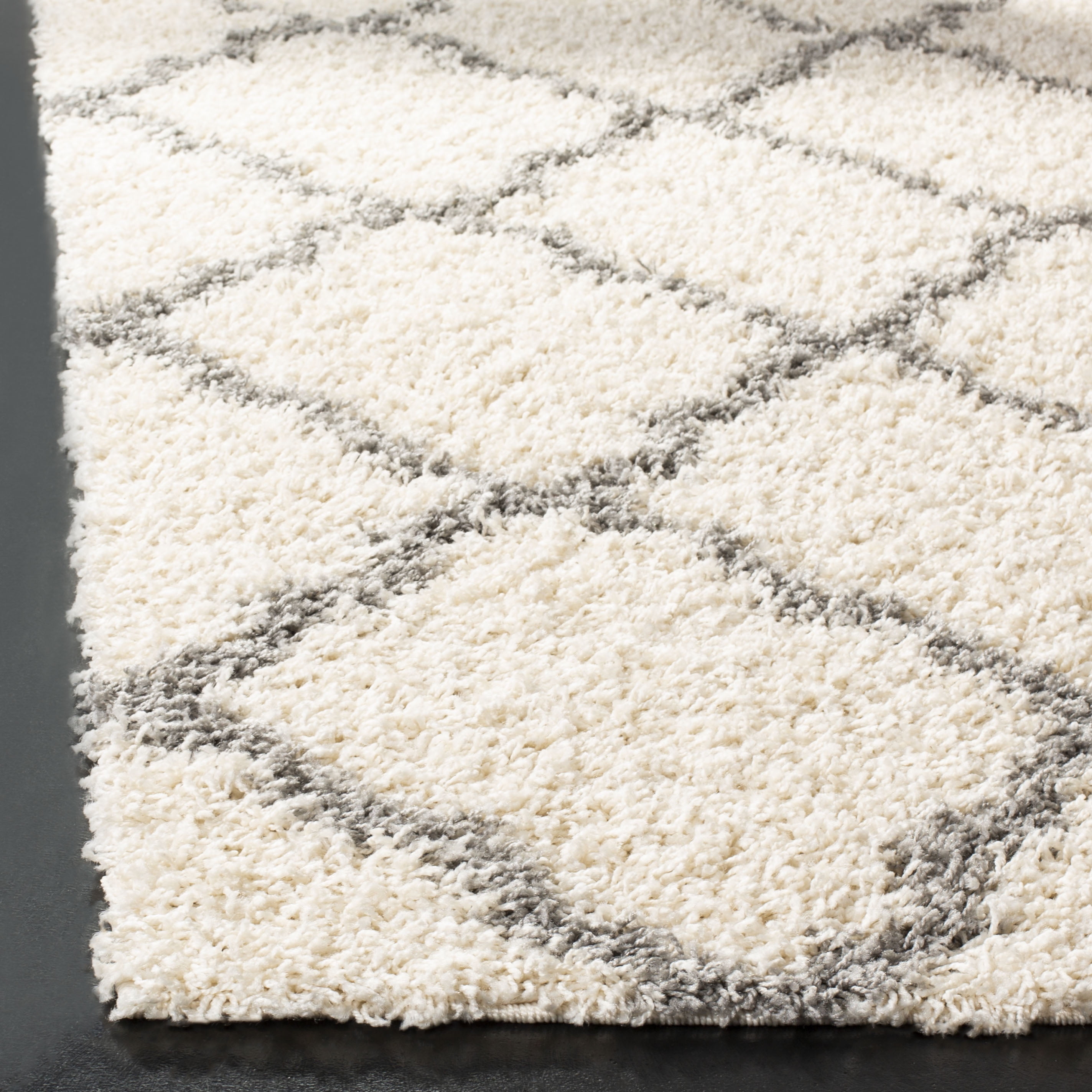 SAFAVIEH Daley Geometric Plush Shag Area Rug, Ivory/Grey, 4' x 6'