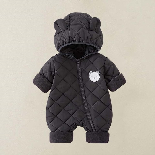 peleles para niños, traje de escalada, mono grueso con capucha y cremallera, manga larga, mono cálido de invierno para bebés, parte superior de poliéster para niños gris. Vista frontal centrada de enterizo acolchado con cremallera diagonal, capucha con orejas, puños y bajos doblados, costura en rombos y parche de oso en el pecho; práctico como prenda única para salidas y a menudo usado para añadir una capa cálida.