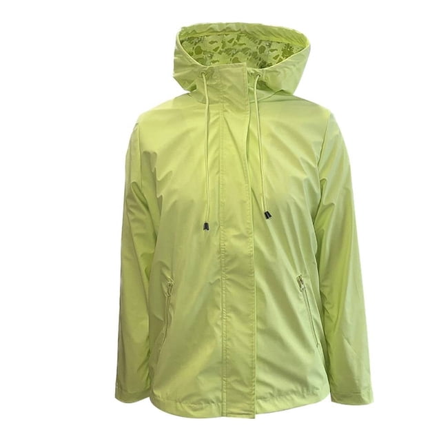 impermeable george talla eg cuello alto verde, vista frontal centrada de impermeable verde con cuello alto y capucha ajustable, cierre frontal cubierto, bolsillos laterales con cierre y forro estampado visible en la capucha; silueta recta de manga larga y diseño liso, ideal para días lluviosos y uso casual, también adecuado para llevar sobre capas ligeras en viajes cortos.