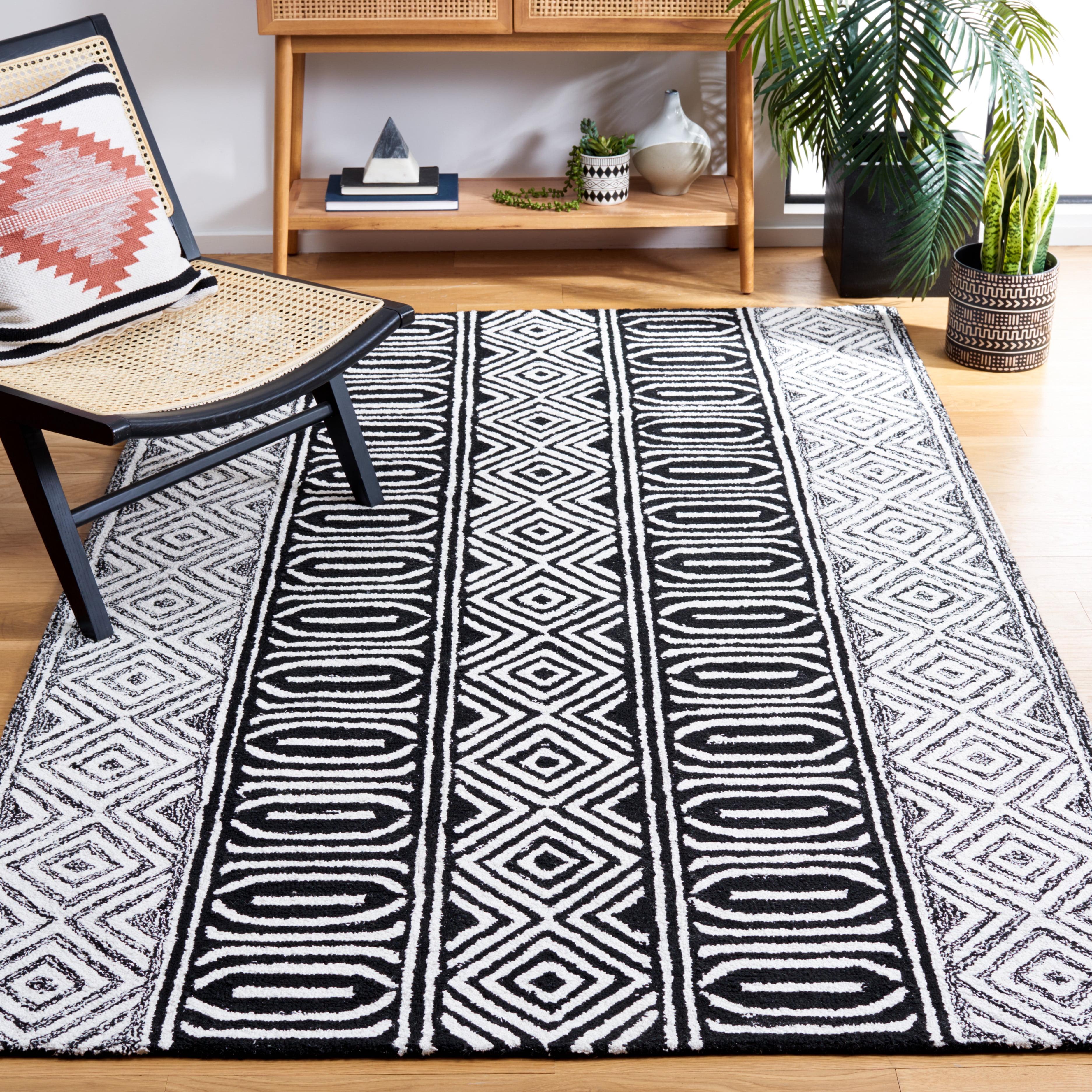 SAFAVIEH Capri Lucina Southwestern Area Rug, Ivory/Black, 5' x 8'