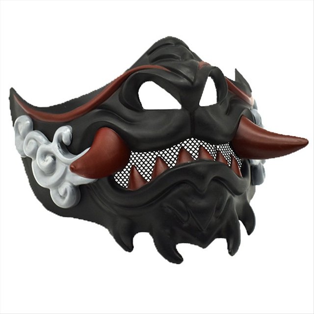 máscara japonesa de media cara, máscara de para halloween, máscara de samurái de juguete, accesorios para fiestas de mascaradas negro: vista frontal 3/4 de media máscara samurái en plástico con ojales para ojos, boca con rejilla y dientes triangulares, dos cuernos rojizos, relieves blancos laterales y correa elástica según especificaciones; adecuada para disfraces de Halloween y juegos de rol, a menudo usada como accesorio de cosplay.