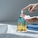 thumbnail image 5 of Artículos esenciales para dormitorios, suministros de limpieza, botella dispensadora de desinfectante de manos de 450 ml, elegante botella de desinfectante de manos para baño, cocina, inodoro, estació, 5 of 6
