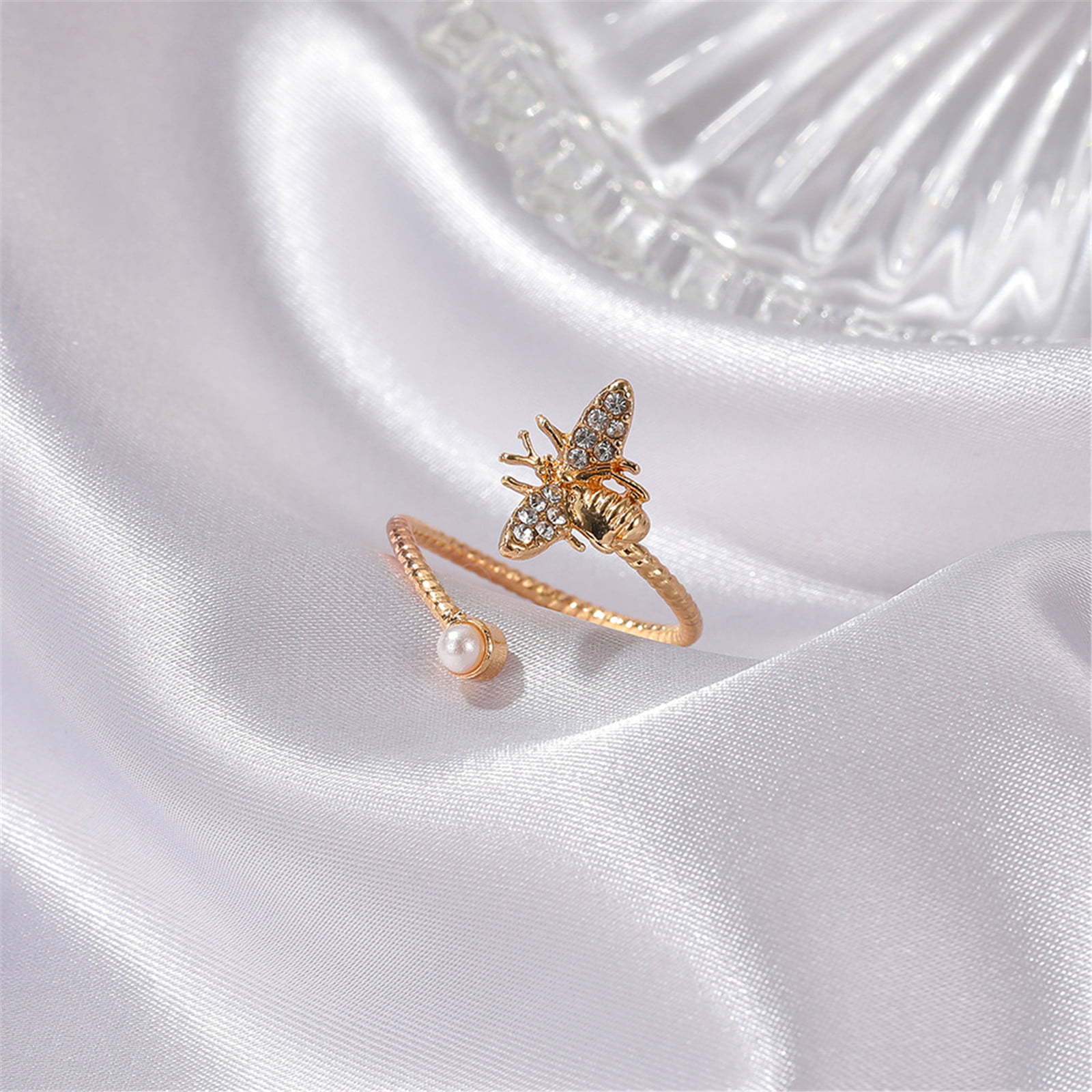 LAELIUS Antiques – Swirl Design Pinky Ring with Diamond