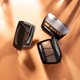 thumbnail image 3 of Sombra de cejas Menow E432 en tres tonos: café claro, ocre y marrón caqui, incluye cepillo y 2 lápices para cejas, diseño compacto y resistente al agua, ideal para un maquillaje natural y duradero., 3 of 7