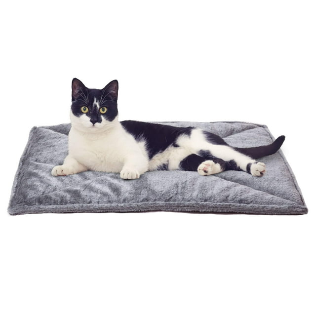 furhaven cama para gatos pequeña thermanap almohadilla acolchada de piel sintética autocalentable, lavable - gris, pequeña Alfombrilla rectangular gris de 17 x 22 pulgadas con felpa sintética suave y costuras acolchadas; un gato blanco y negro yace en el centro mostrando la textura y el borde. Ligera y portátil, autocalentable sin electricidad que captura y refleja el calor corporal mediante núcleo de fibra de poliéster aislante y mylar, adecuada también como tapete de viaje para pequeños perros.