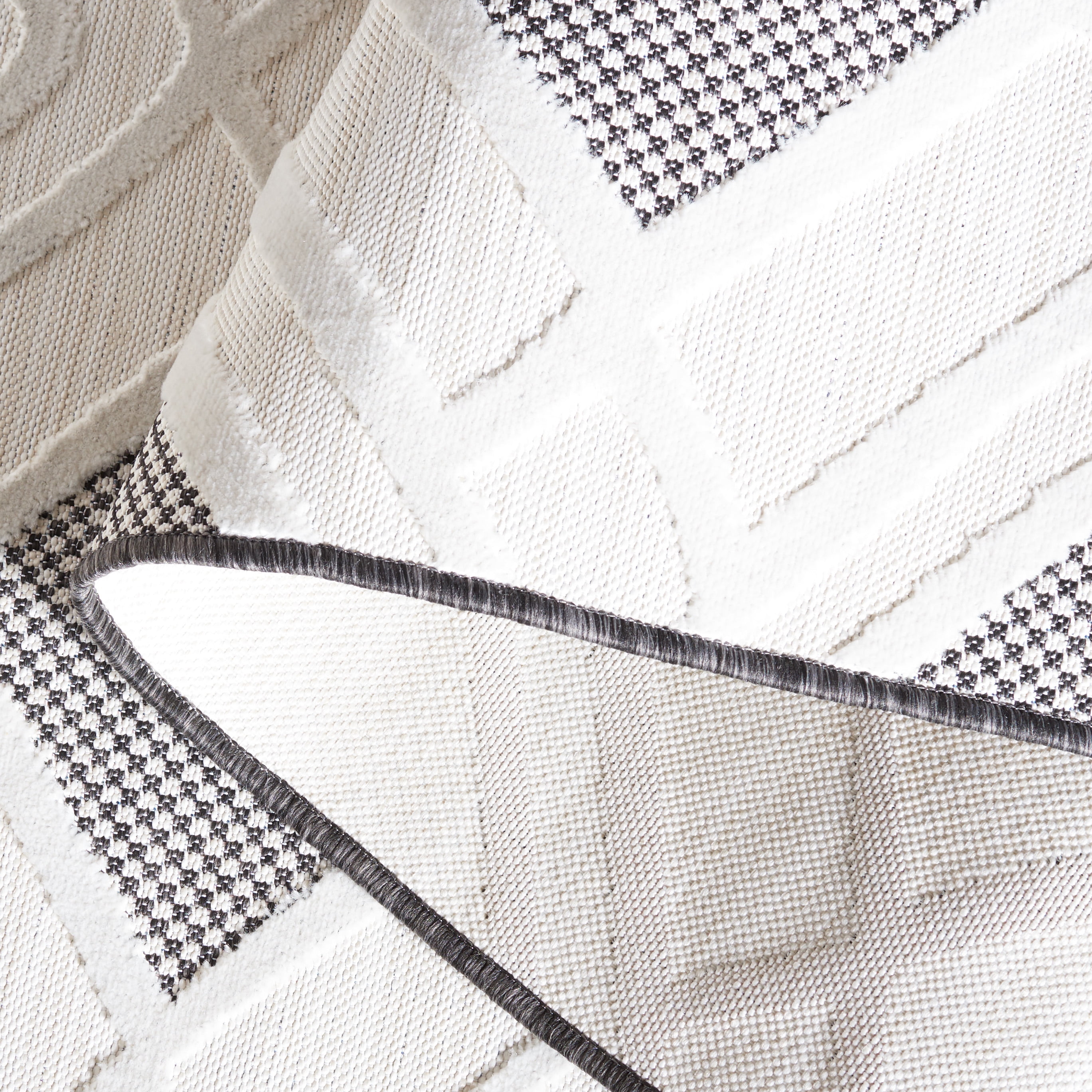 SAFAVIEH Cabana Carina Diamond Indoor/Outdoor Area Rug, Ivory/Black, 5'1" x 7'6"