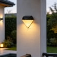 thumbnail image 4 of Lámpara de pared solar para exteriores, luz ambiental decorativa para jardín, patio, camino, geométrica moderna, plástico negro, 4 of 6