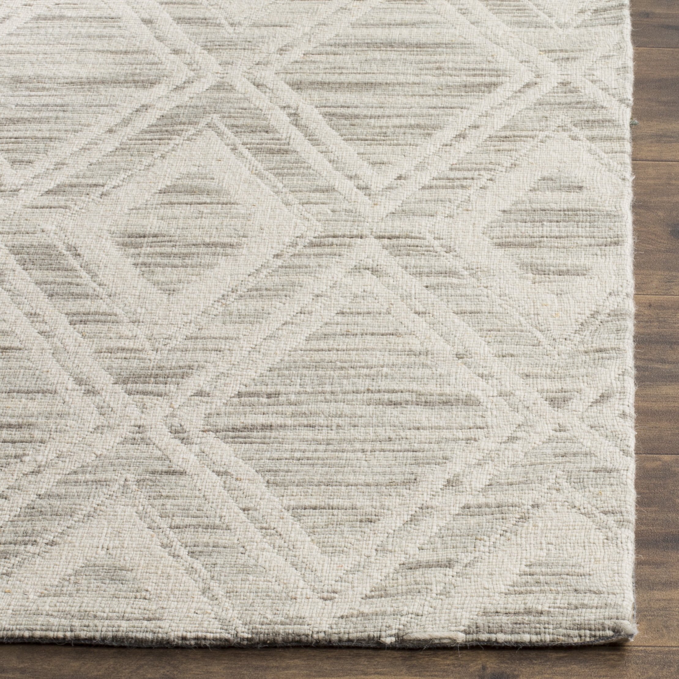 SAFAVIEH Marbella Alicia Geometric Diamonds Wool Area Rug, Light Brown/Ivory, 6' Square