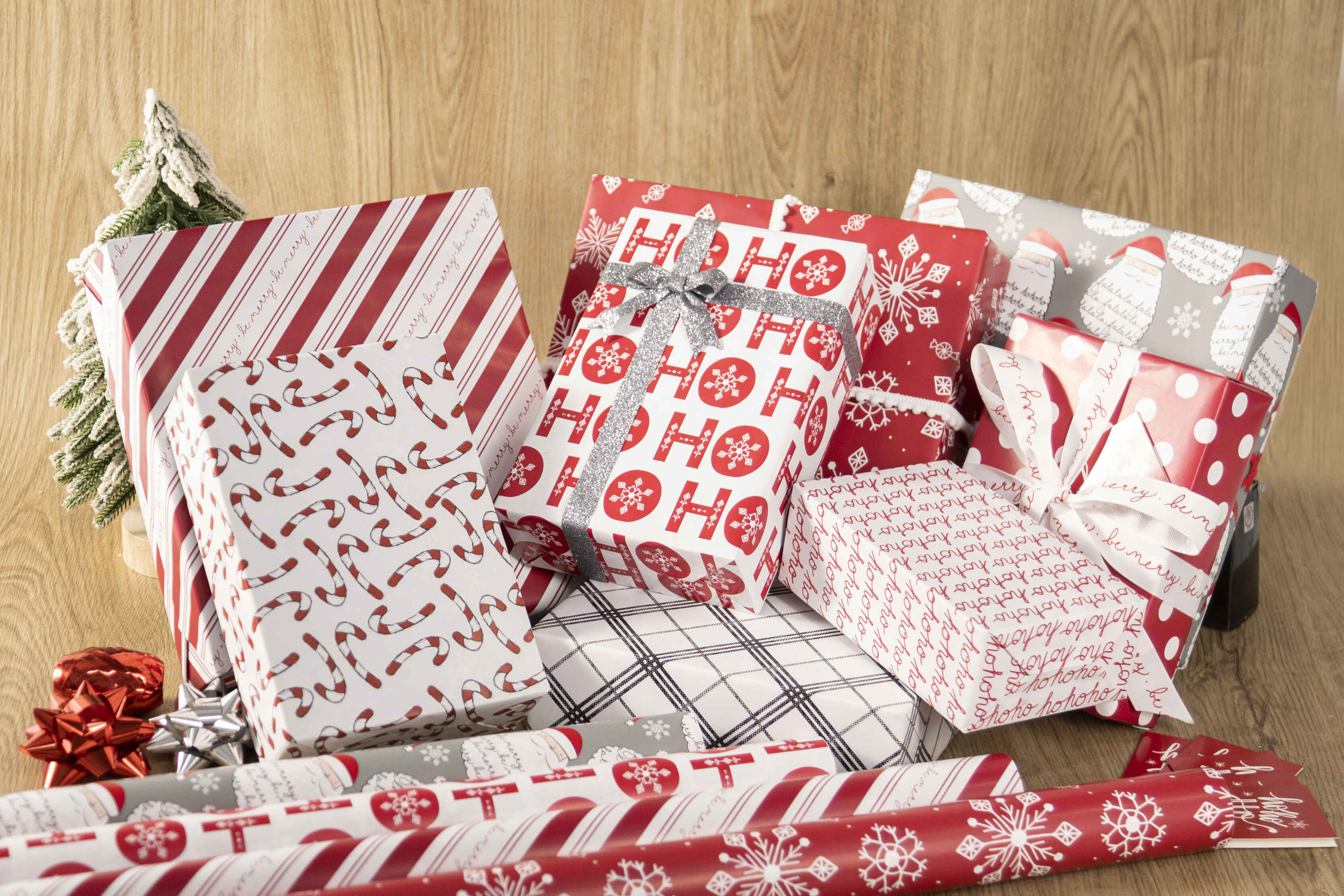 LaRibbons 30" x 10' Christmas Reversible Wrapping Paper Kit photo 7