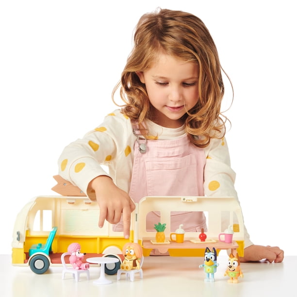 Bluey Juice Truck Playset, Spielzeug des Saftwagens, 3 bewegliche Figuren der Serie, Lebensmittelzubehör und dekorative Aufkleber, für Jungen und Mädchen ab 3 Jahren, berühmt (BLY48000