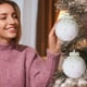 thumbnail image 5 of Paquete de 4 Adornos Navideños con Pompones de Perla | Material Flocado | Bolas Blancas, Verdes y Rojas | Ligeras y Fáciles de Colgar | Decoración Festiva para El Árbol de Navidad para El Hogar, La O, 5 of 6