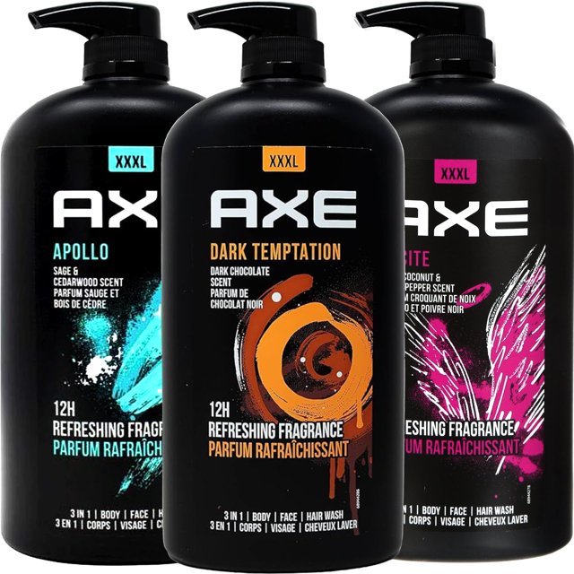 set de gel de baño axe para hombre dark temptation, apollo & excite 1l juego de tres botellas XXXL 3 en 1. Vista frontal de tres dispensadores negros con la marca AXE; Apollo (acento turquesa) muestra salvia y cedro, Dark Temptation (acento naranja) muestra chocolate oscuro, Excite (acento rosa) muestra coco y pimienta negra; etiquetas indican "12H refreshing fragrance" y uso para cuerpo, cara y cabello; también suele usarse para rellenar dispensadores de viaje.