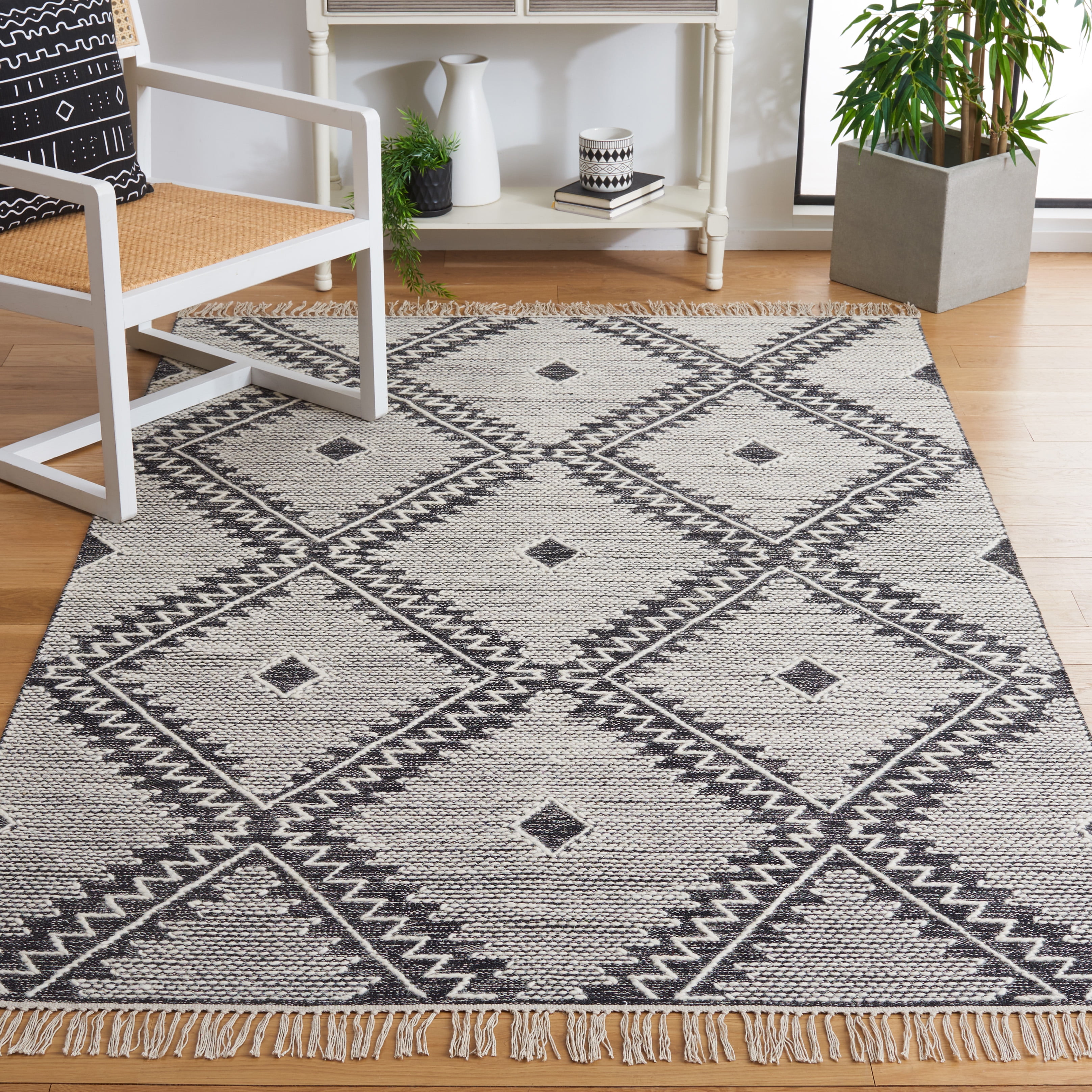 SAFAVIEH Kilim Randa Diamond Wool Area Rug, Ivory/Black, 5' x 8'