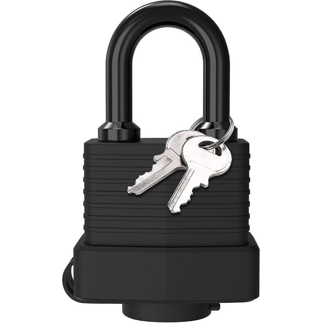 candado de latón con cubierta de plástico impermeable, candado resistente a la intemperie para exteriores con candado de 2 llaves para casillero de gimnasio/escuela/garaje/cerca/co vista frontal centrada de candado de latón envuelto en cubierta plástica negra resistente al desgaste, arco metálico recubierto en negro y base sellada; dos llaves plateadas colgando del aro. Cerradura exterior resistente al agua y al polvo, adecuada para casilleros, cercas y garajes; también usado a menudo para cajas de herramientas.