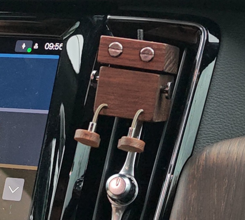 Leg-Shaking Wooden Robot Car Air Freshener - Black Walnut Vent Clip Decor, Flameless Aroma Diffuser for Car, Cute Gift Idea