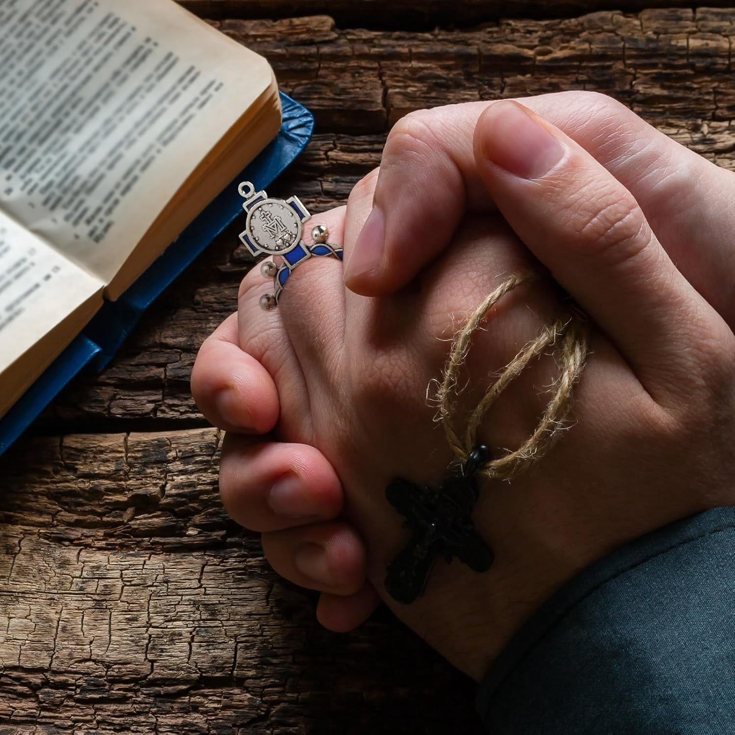 24 Pcs Finger Rosary Ring Traditional Catholic Pocket Rosary Ring Christian Medal Jewellery Crucifix Bulk Blue Keychain for Baptism Favors Prayer Accessories