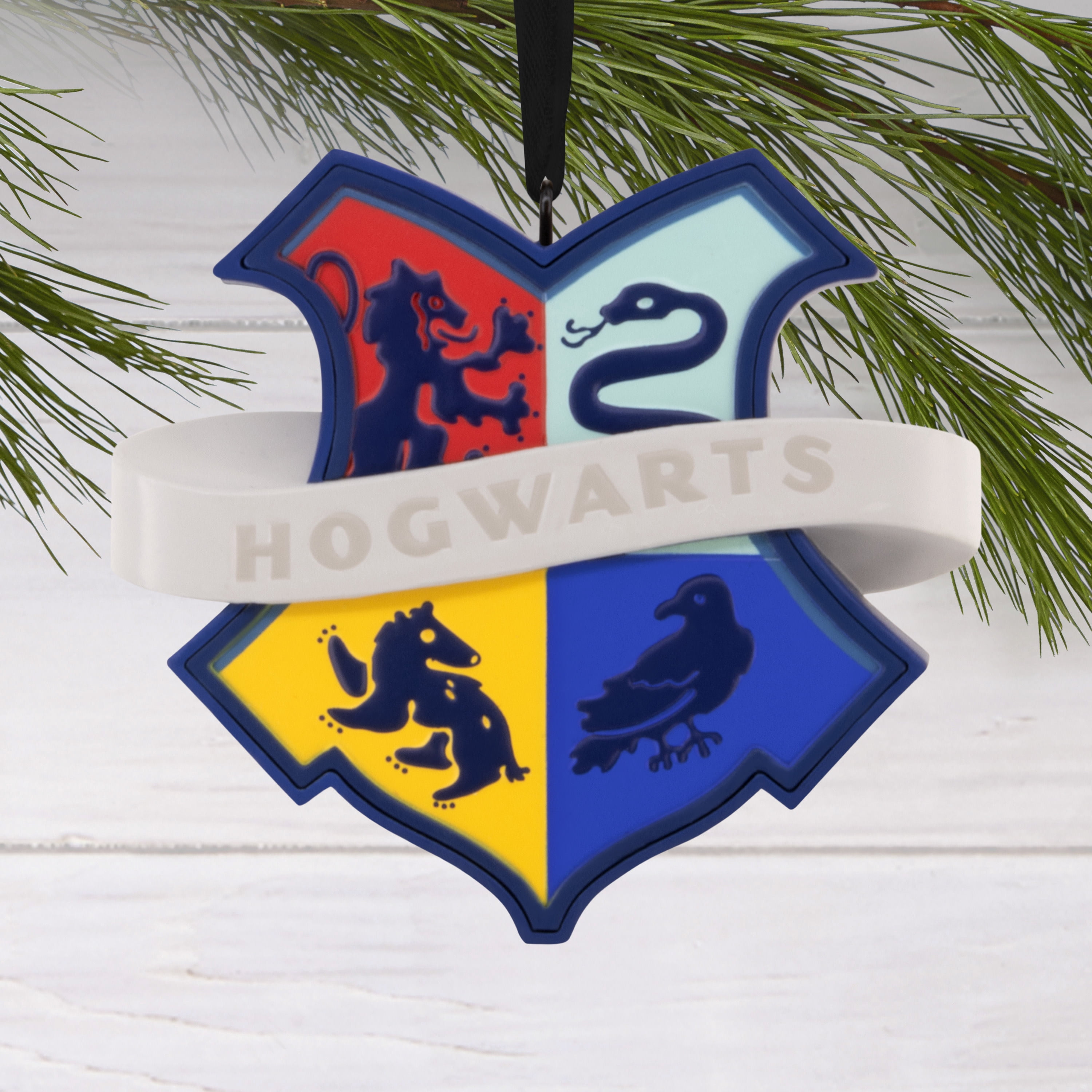 Hallmark Christmas Ornament (Harry Potter Hogwarts Crest), 1 Count