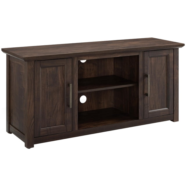 soporte de tv crosley furniture camden low profile para televisores de más de 50 pulgadas centro de entretenimiento nogal oscuro. Vista frontal centrada de perfil bajo con dos armarios laterales con puertas y tiradores rectangulares; compartimento central abierto con estante ajustable y extraíble, dos agujeros precortados para gestión de cables y niveladores ajustables en la base. A menudo usado también como mueble para equipos de audio o consolas de videojuegos.