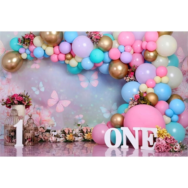 fondo de fiesta de primer cumpleaños para bebé recién nacido, globo colorido, niña o niño, pastel, accesorios de fotografía para estudio fotográfico. Vista frontal de fondo vinílico pintado con spray (150x100cm) con arco de globos en tonos rosa, azul, dorado y lila; letras blancas «ONE», pastel redondo rosa, jaulas decorativas y ramilletes de flores en la base, mariposas impresas en el fondo y leve reflejo en el piso. Apto para sesiones de primer cumpleaños y uso en estudio; también suele emplearse como fondo temático para fotografía infantil.