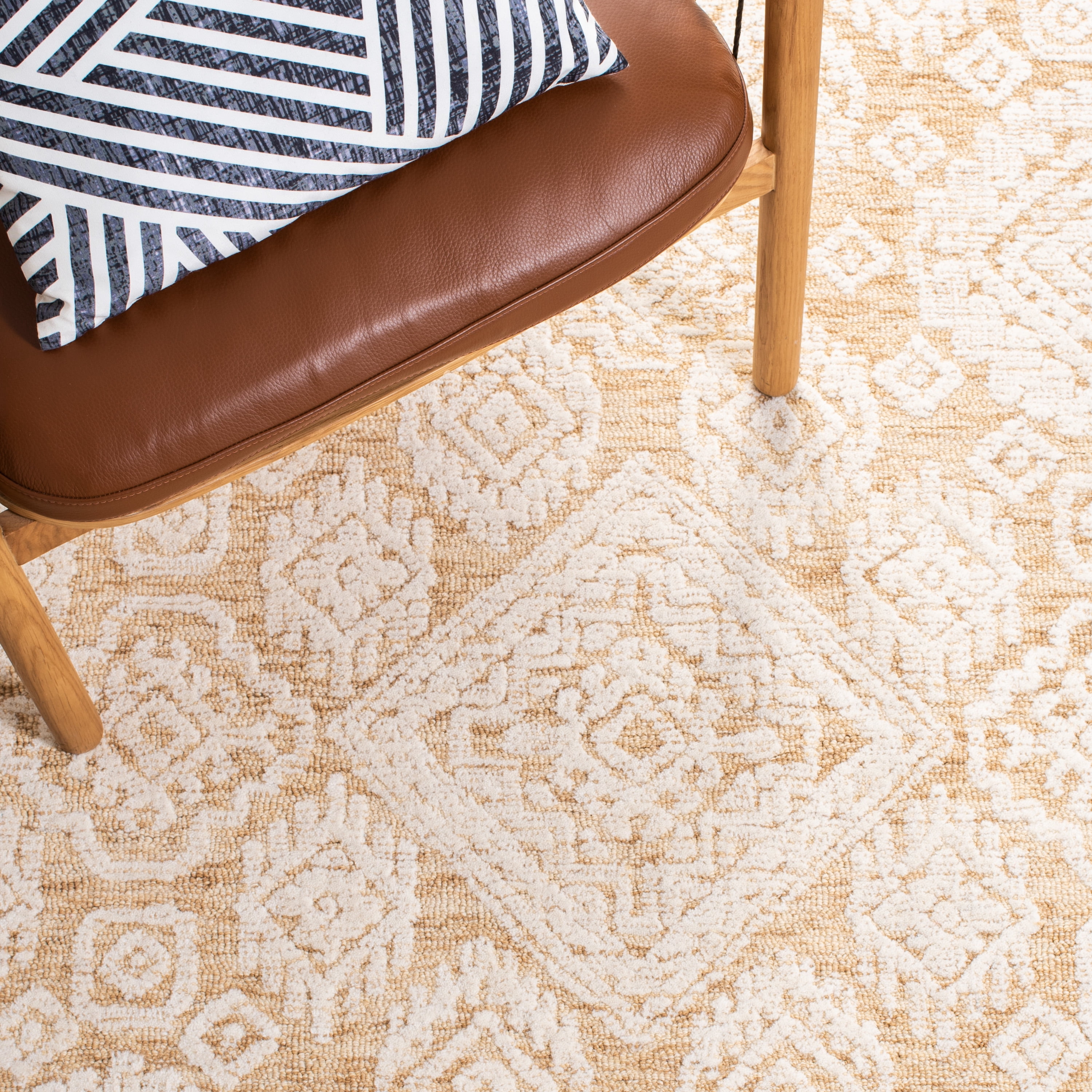 SAFAVIEH Metro Riley Medallion Area Rug, Gold/Ivory, 5' x 8'