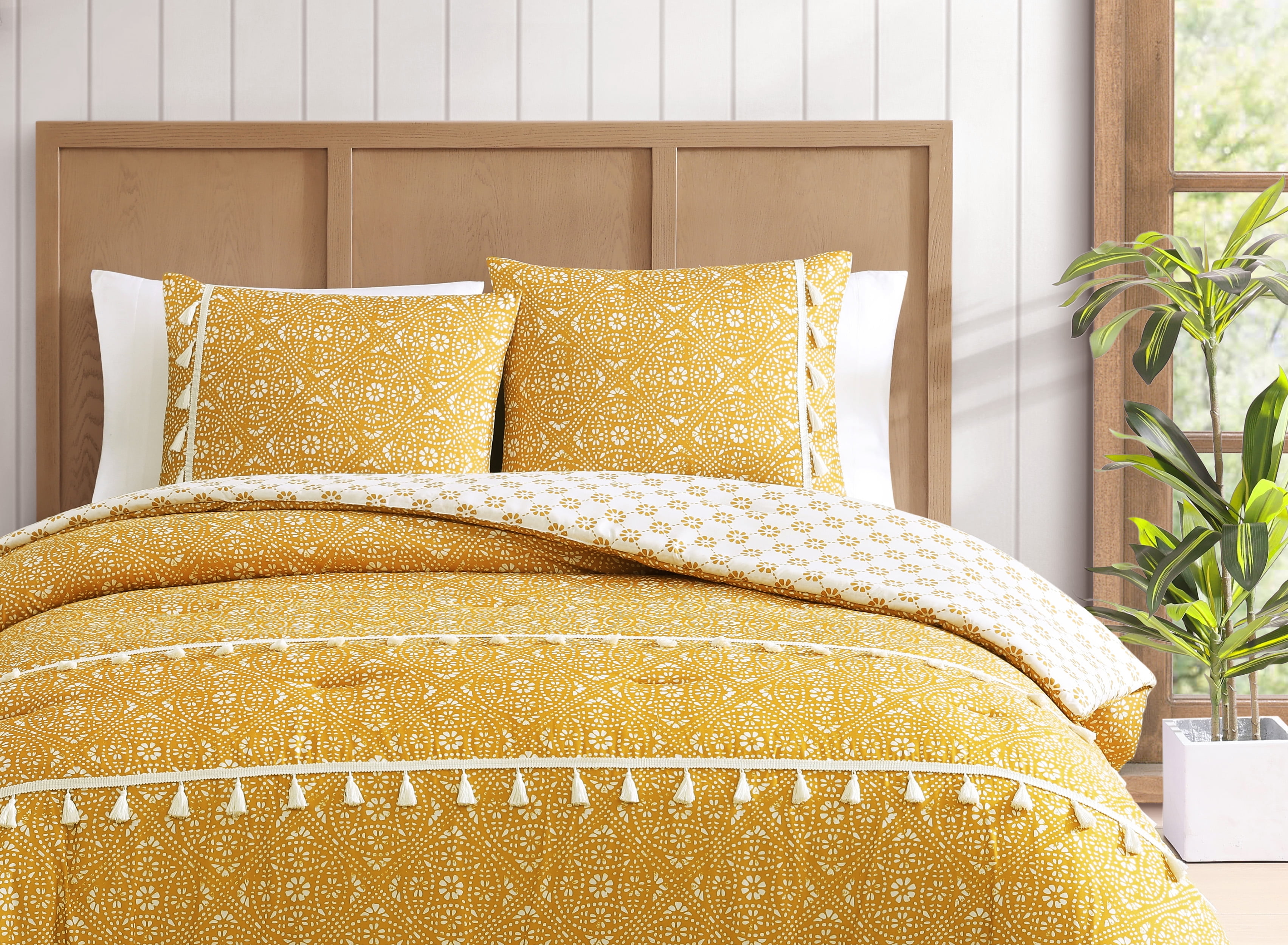 Pasadena Medallion Yellow 3-Piece Microfiber Comforter with Tassels - Full/Queen