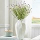 thumbnail image 4 of Ramo artificial de gypsophila y trigo | Arreglo floral artificial sin agua | Flores de seda realistas para la decoración del hogar | Centro de mesa para sala de estar y comedor, 4 of 6