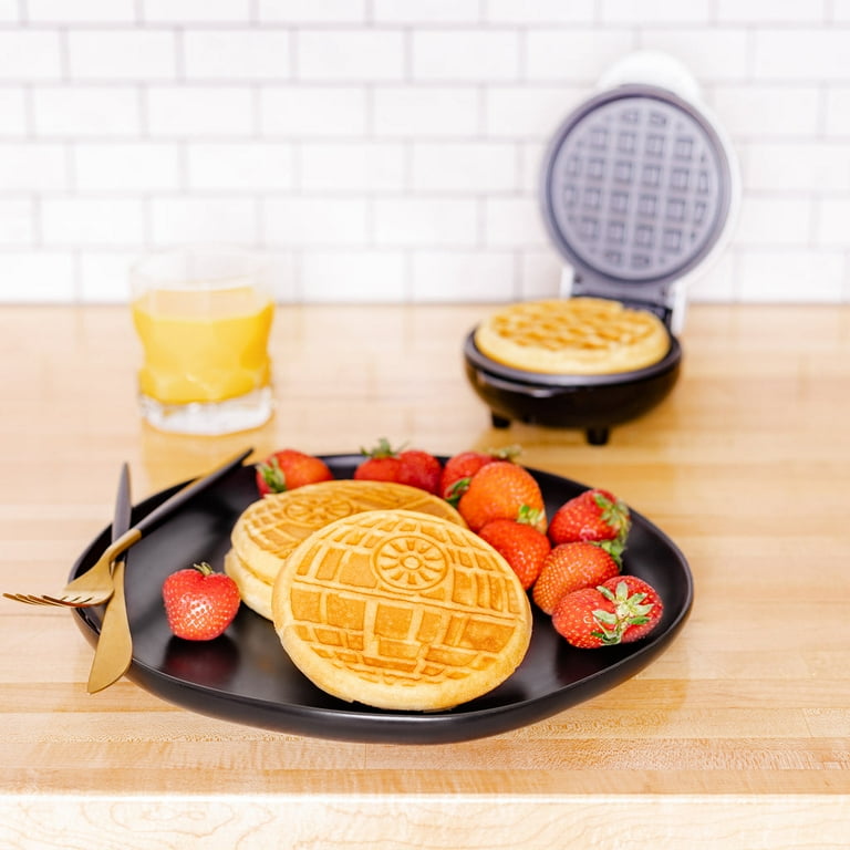 Uncanny Brands スターウォーズ ミニダースベイダーワッフルメーカー Amazon.com: Uncanny Brands Darth Vader Mini Waffle Maker - Star キッチン家電