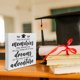thumbnail image 1 of pstuiky Letrero de madera con frase de graduación decoración de escritorio positivo detrás de ti todos tus recuerdos caja de madera letrero rústico para el hogar estante decoración de pared, 1 of 6