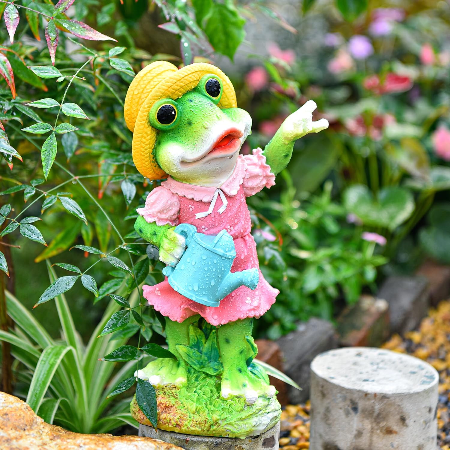 Sungmor Frog Garden Statue Outdoor Decor, Resin Hard-Working Frog Holding Watering Can Figurine, Funny Frog Couple Statues for Yard Porch Lawn Decoration, Home Office Frog Ornaments