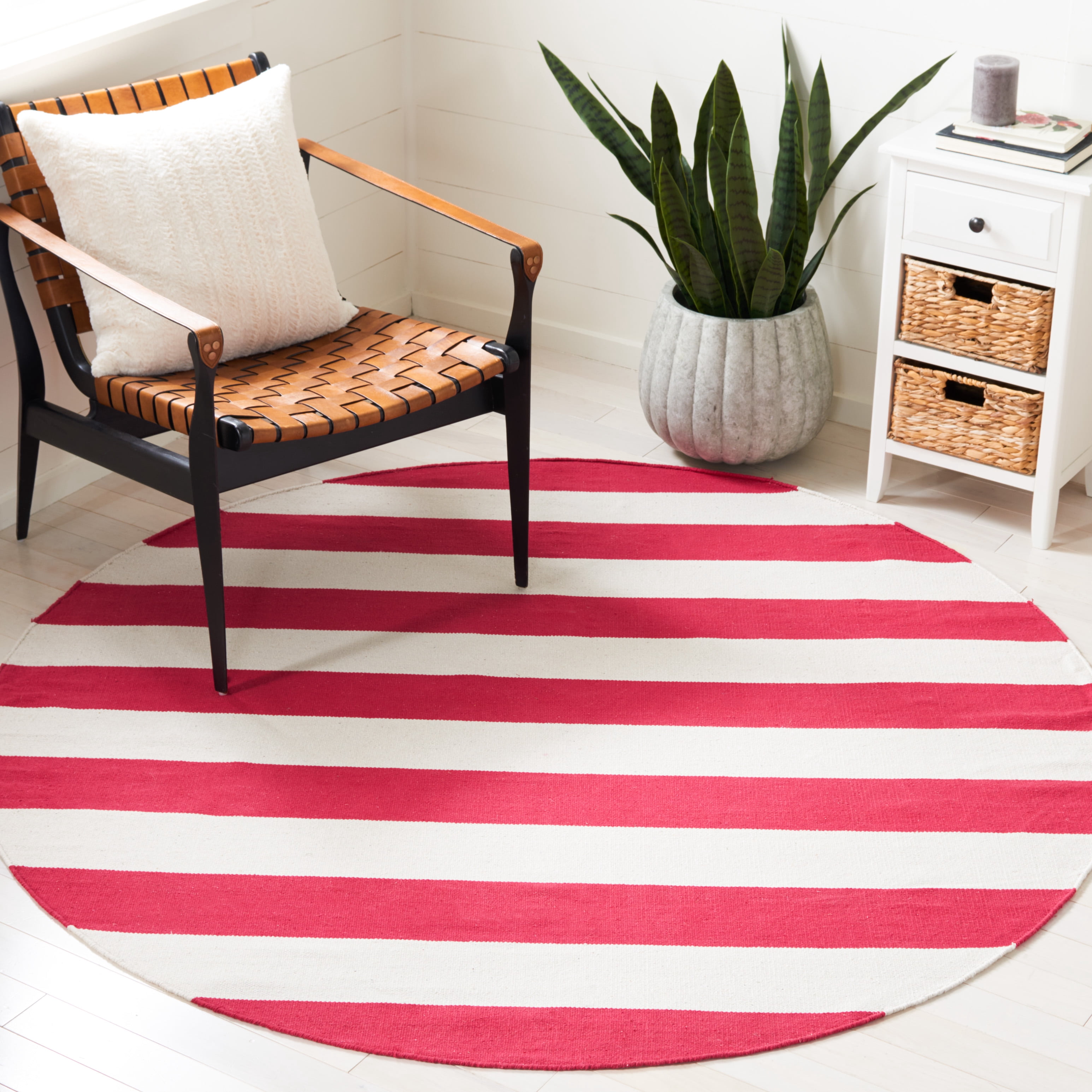 SAFAVIEH Montauk Saranna Geometric Cotton Area Rug, Red/Ivory, 4' x 4' Round