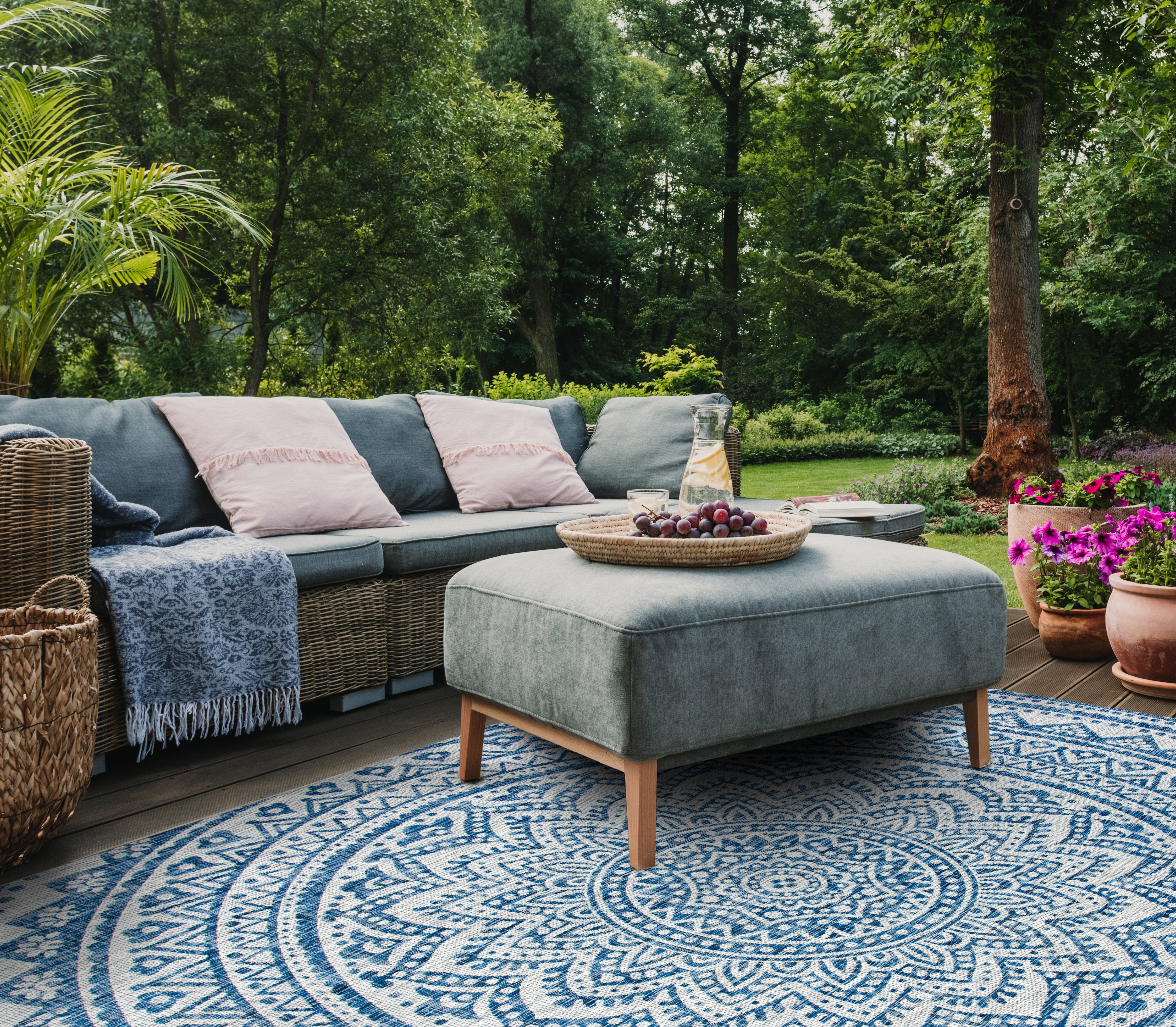 SAFAVIEH Courtyard Josiah Floral Medallion Indoor/Outdoor Area Rug, 5'3" x 7'7", Light Grey/Blue
