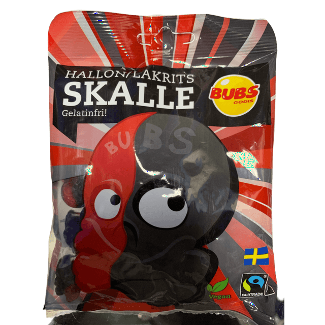 BUBS Godis Hallon Skalle Sac de Bonbons 90 g - Édition Suède Présentant des Bonbons Gélifiés en Forme de Crâne à Saveur de Framboise. l'Emballage Affiche un design Rouge et Noir Audacieux avec le logo BUBS, le Drapeau Suédois et des certifications Véganes et Équitables. Idéal comme Bonbons Fantaisie pour des Expériences de Collation Uniques.