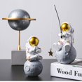 thumbnail image 3 of Estatua de estatuilla de astronauta, escultura de figura de estrella de pesca de astronauta para decoración de escritorio y mesa, modelo de decoración de adornos para pasteles, 3 of 5