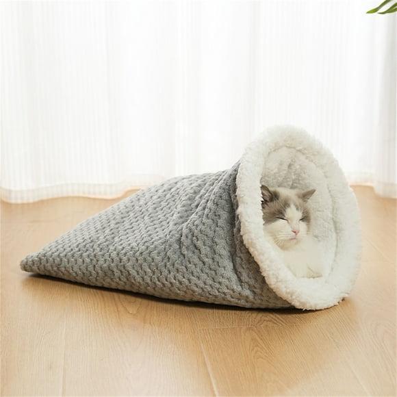 Herramientas y mejoras para el hogar. El saco de dormir para gatos es semicerrado para mantener el calor. También hay una caseta para perros pequeños y medianos, una cama para gatos y una caseta para