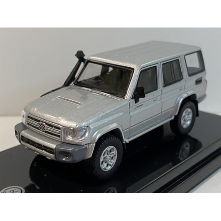 Toyota Land Cruiser 76 Silver Pearl 1:64 Scale Paragon 65312R