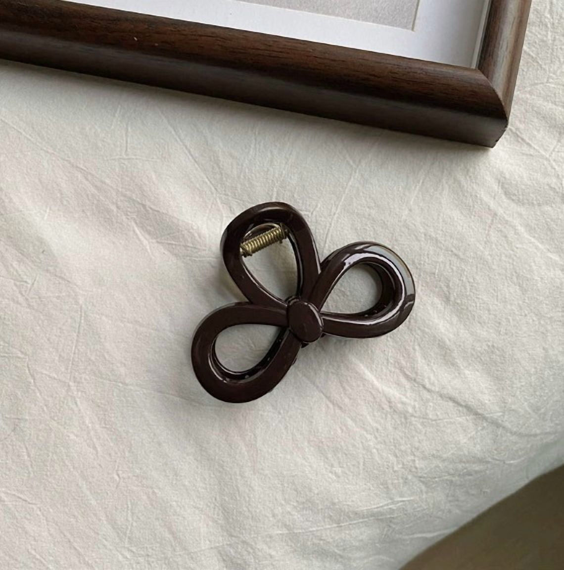 Large Chocolate Shark Clips - Strong Grip for Thick Hair, Elegant Design for Daily Wear