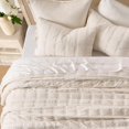 thumbnail image 3 of Juego de edredón EVERGRACE Luxurious Velvet Queen Size, color blanco crema, 3 of 9