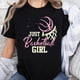 thumbnail image 1 of Camiseta de Algodón 100% Para Mujeres y Niñas Amantes del Baloncesto - Diseño Deportivo Casual con Balón Rosa, 1 of 7