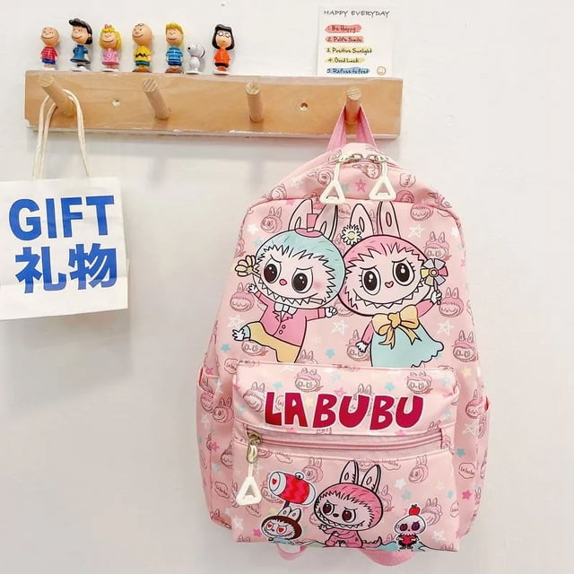 nueva mochila de gran capacidad para guardería labubu, mochila para niños con dibujos animados, bonita mochila para escuela primaria, bolso de hombro pequeña 27x22 cm rosa: vista frontal centrada de mochila escolar rosa colgada, con bolsillo delantero con cremallera, asa superior y tirantes ajustables; frente con dos personajes Labubu grandes, iconos repetidos y logotipo LABUBU en rojo; tiradores triangulares blancos; material liso (nailon y poliéster). Adecuada también para llevar útiles y estuche de dibujo durante salidas escolares.