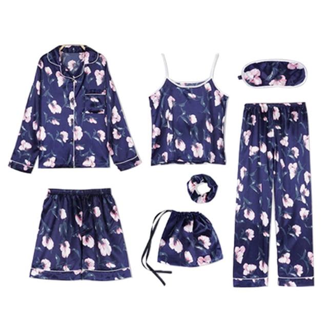 conjunto de pijamas sedosos para mujer de 7 pieza pantalones de estampado pantalones cortos de camuflaje, trajes de dormir xl blesiy pijamas sedosos para mujer conjunto de 7 piezas satinado verde con estampado floral: vista plana frontal con camisa larga abotonada y ribete, camisola de tirantes, pantalón largo elástico, short de cintura elástica, antifaz, banda y bolsa; poliéster liviano con caída suave; también suele usarse como conjunto de loungewear para viajes.