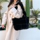 thumbnail image 2 of Bolso Fuzzy Con Asa Superior Lindo Suave Y Nube Clip Felpa Cruzado Un Hombro para Mujer (), 2 of 9